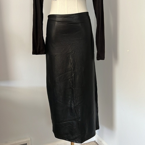 Commando smoothing Faux leather black skirt with 7” back slit - Picture 2 of 8